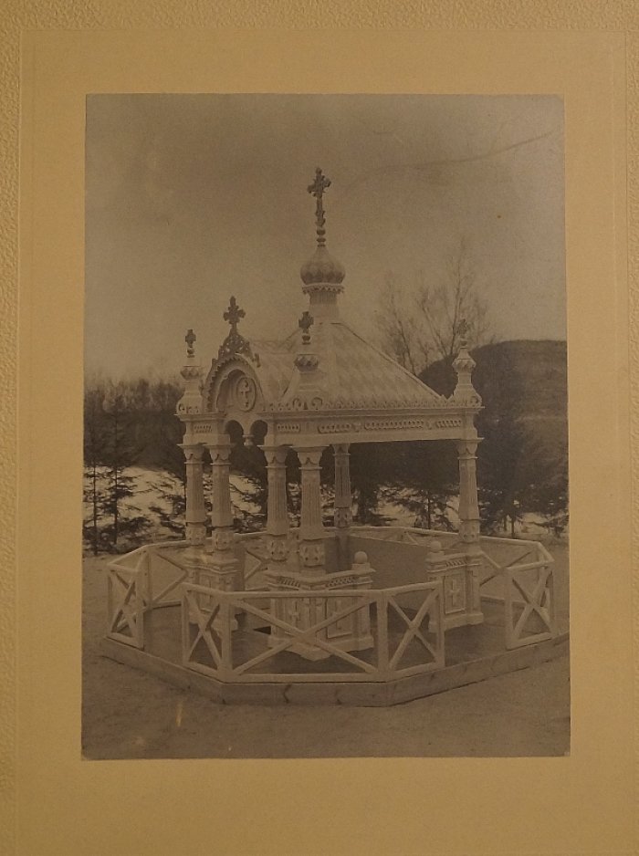 Деревянная беседка в стиле церковного зодчества: [Оригинальный фотоснимок].