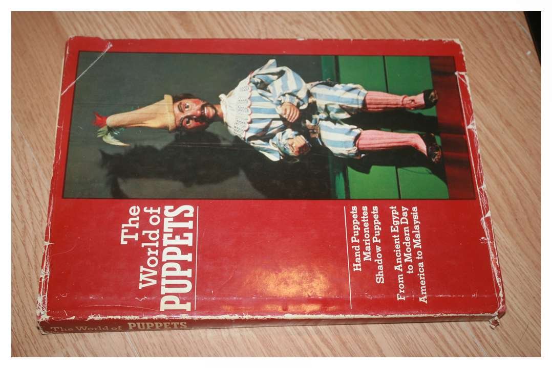 Simmen Rene. The World of Puppets.
