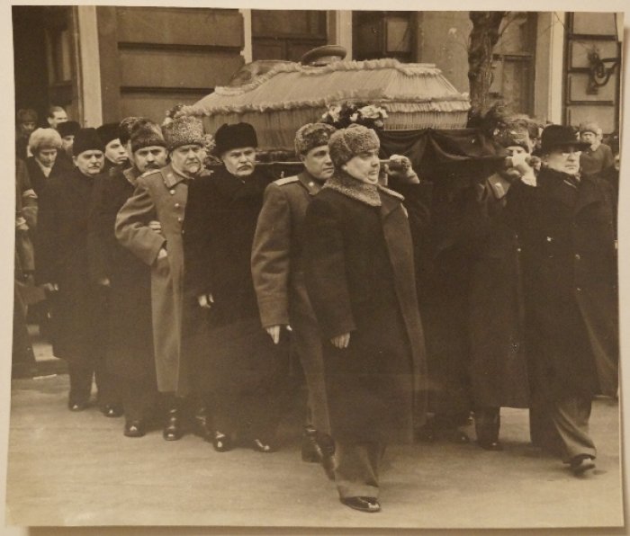 Фотография: «Похороны И.В. Сталина. Вынос гроба» (9 марта 1953 г.)