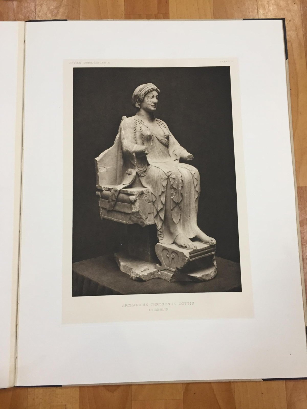 Wiegand Theodor. Виганд Теодор. `Античная богиня на престоле` из музея древностей в Берлине. Archaische Thronende Gottin im alten Museum zu Berlin.