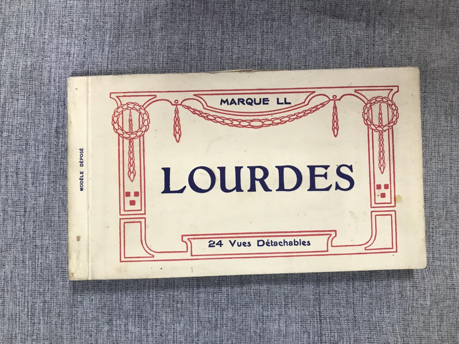 Лурд. (Lourdes) Альбом из 24 открыток в издательской обложке.