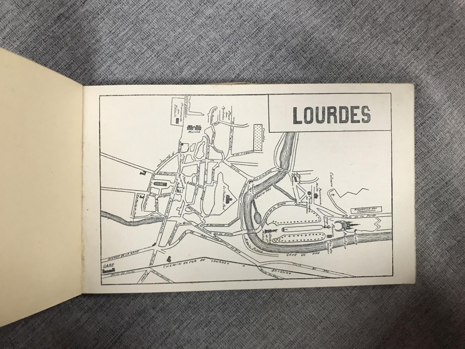 Лурд. (Lourdes) Альбом из 24 открыток в издательской обложке.