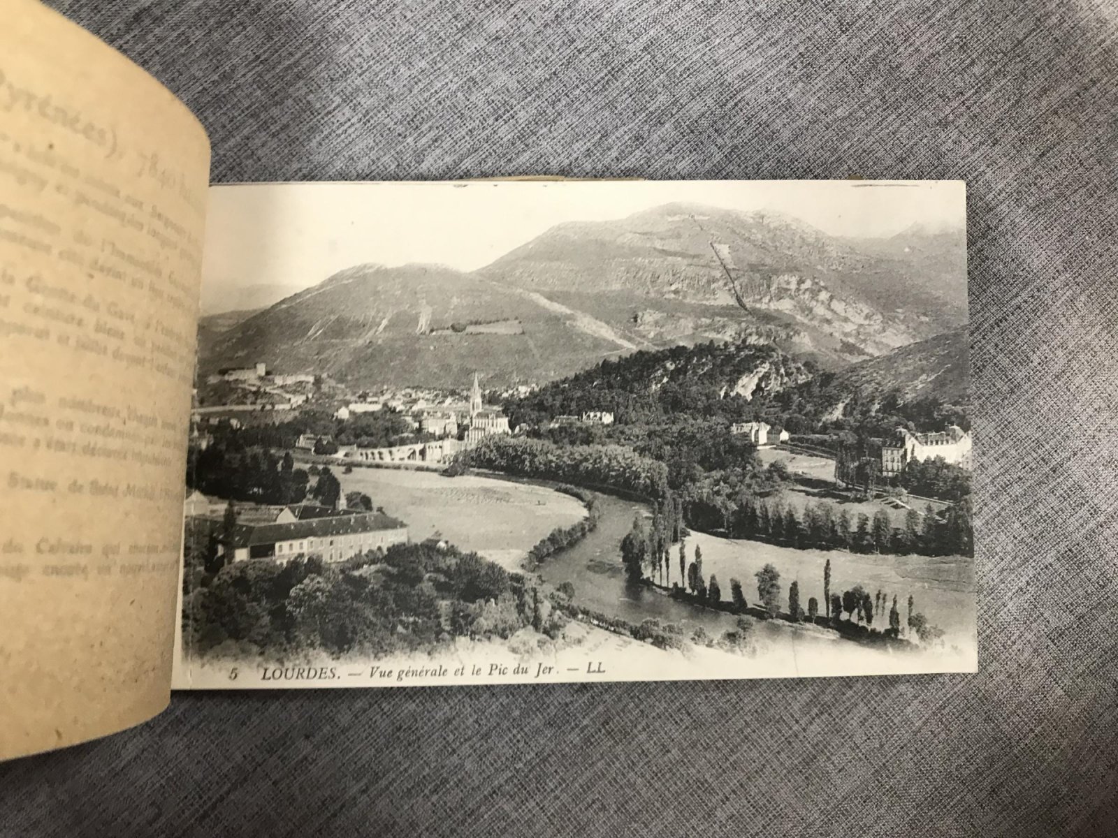Лурд. (Lourdes) Альбом из 24 открыток в издательской обложке.