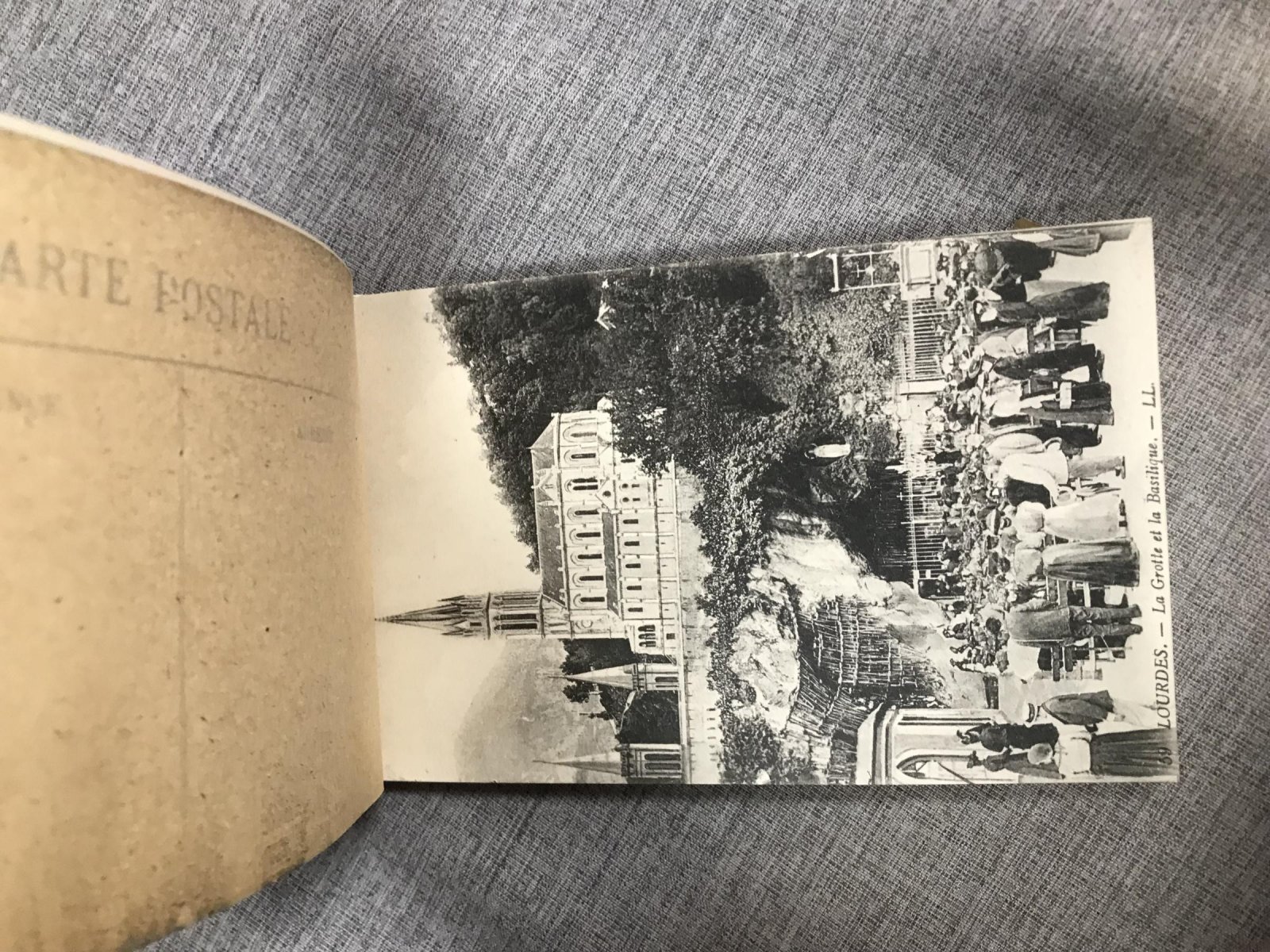 Лурд. (Lourdes) Альбом из 24 открыток в издательской обложке.