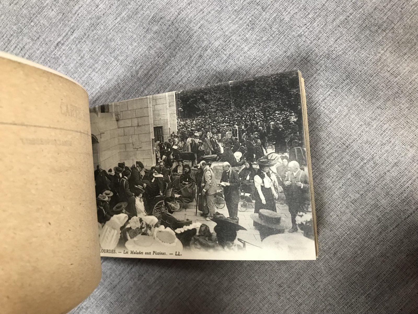 Лурд. (Lourdes) Альбом из 24 открыток в издательской обложке.