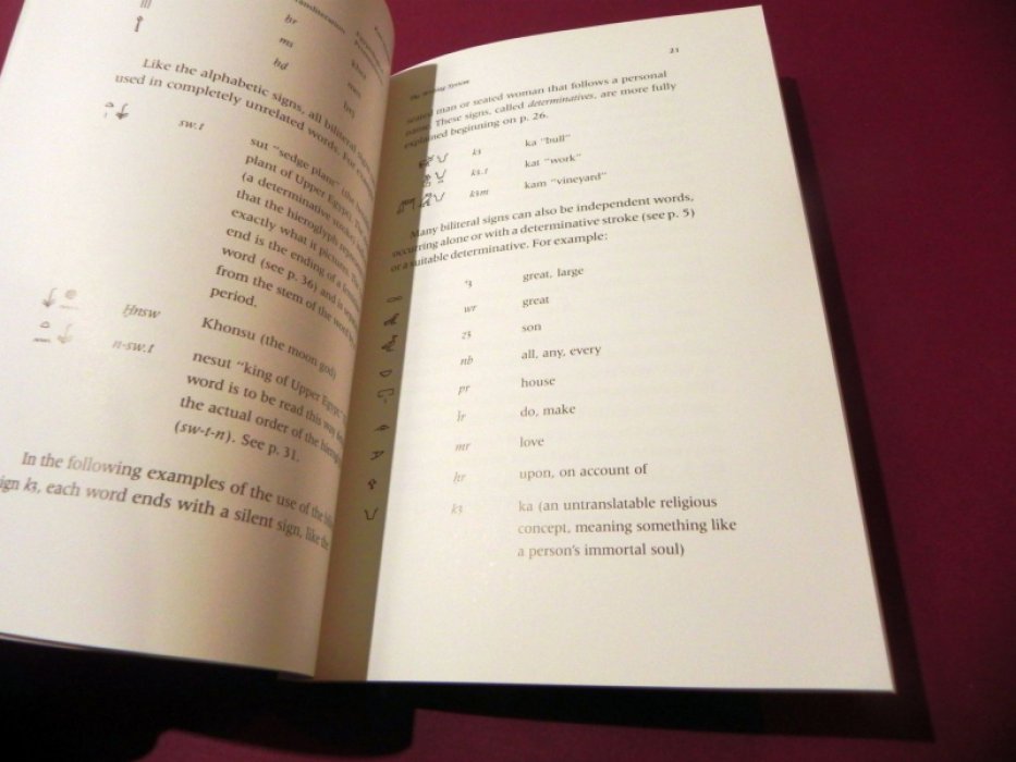 Karl-Theodor Zauzich, Ann Macy Roth. Discovering Egyptian Hieroglyphs: A Practical Guide / Открытие египетских иероглифов: практическое руководство.