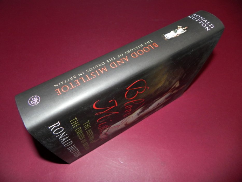 Ronald Hutton. Blood and Mistletoe: The History of the Druids in Britain / Кровь и омела: История друидов в Британии.