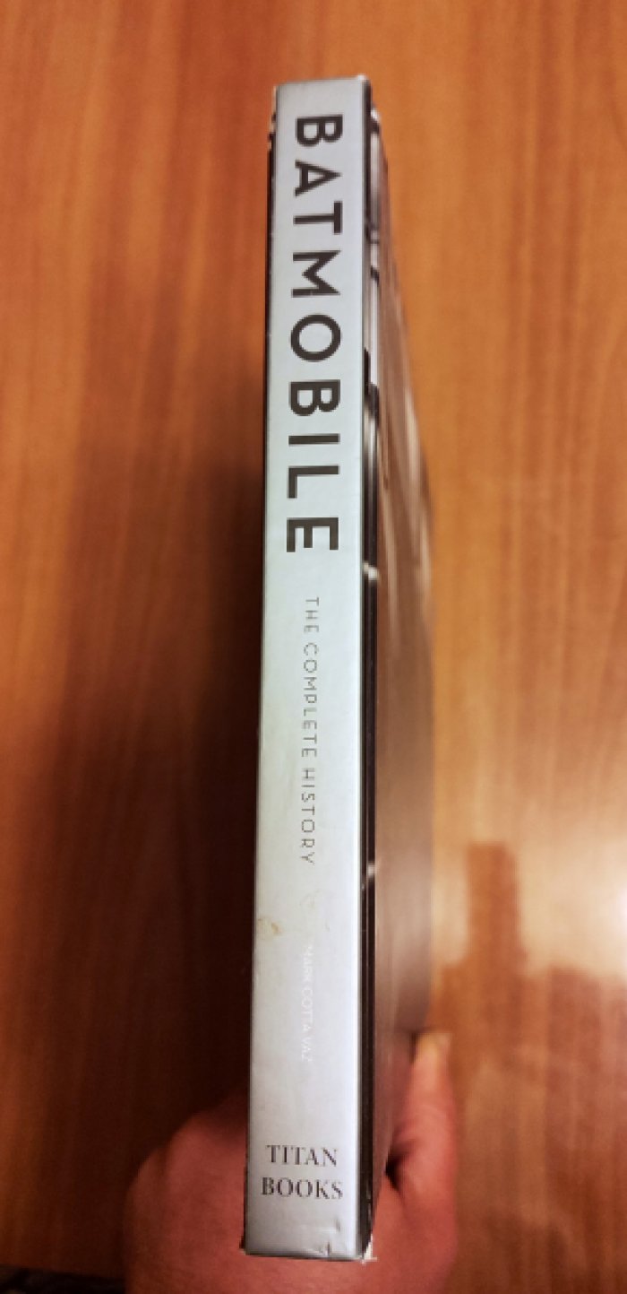 Mark Cotta Vaz. Batmobile: The Complete History: The complete history : engineering, aesthetics and function through the decades / Бэтмобиль: Полная история: Инженерия, эстетика и функции на протяжении десятилетий.