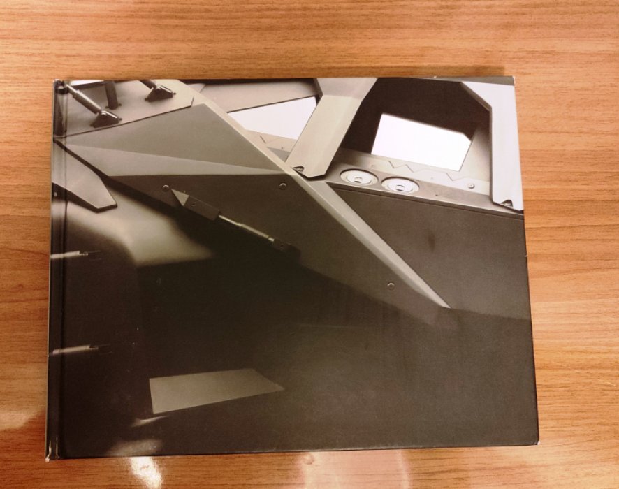 Mark Cotta Vaz. Batmobile: The Complete History: The complete history : engineering, aesthetics and function through the decades / Бэтмобиль: Полная история: Инженерия, эстетика и функции на протяжении десятилетий.