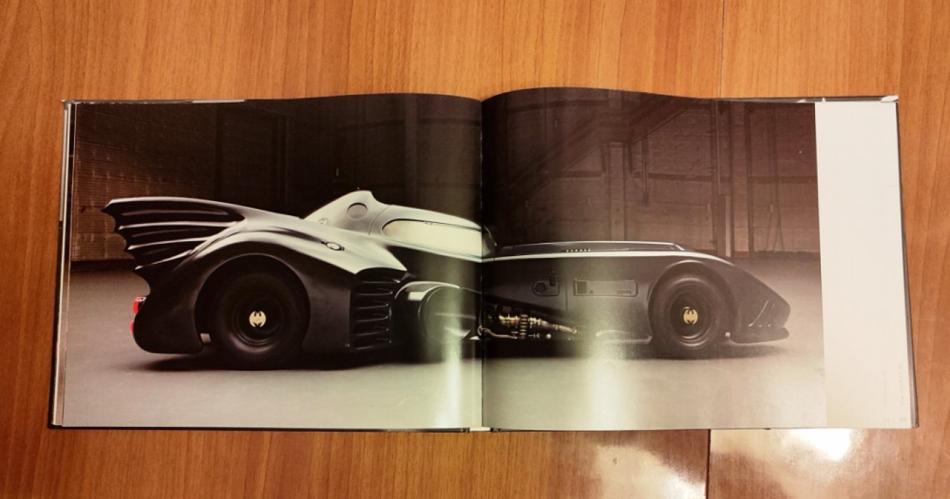 Mark Cotta Vaz. Batmobile: The Complete History: The complete history : engineering, aesthetics and function through the decades / Бэтмобиль: Полная история: Инженерия, эстетика и функции на протяжении десятилетий.