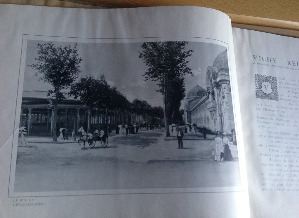 Letablissement thermal de Vichy. Est ouvert du 15 mai au 30 septembre.