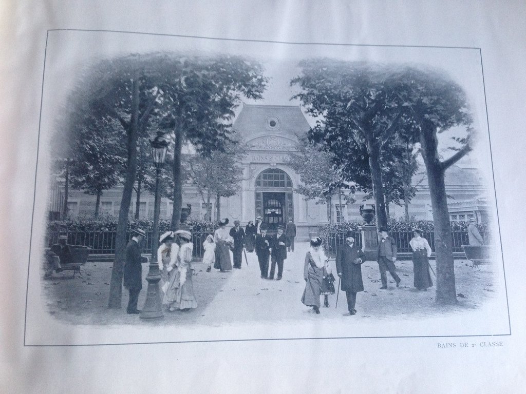 Letablissement thermal de Vichy. Est ouvert du 15 mai au 30 septembre.
