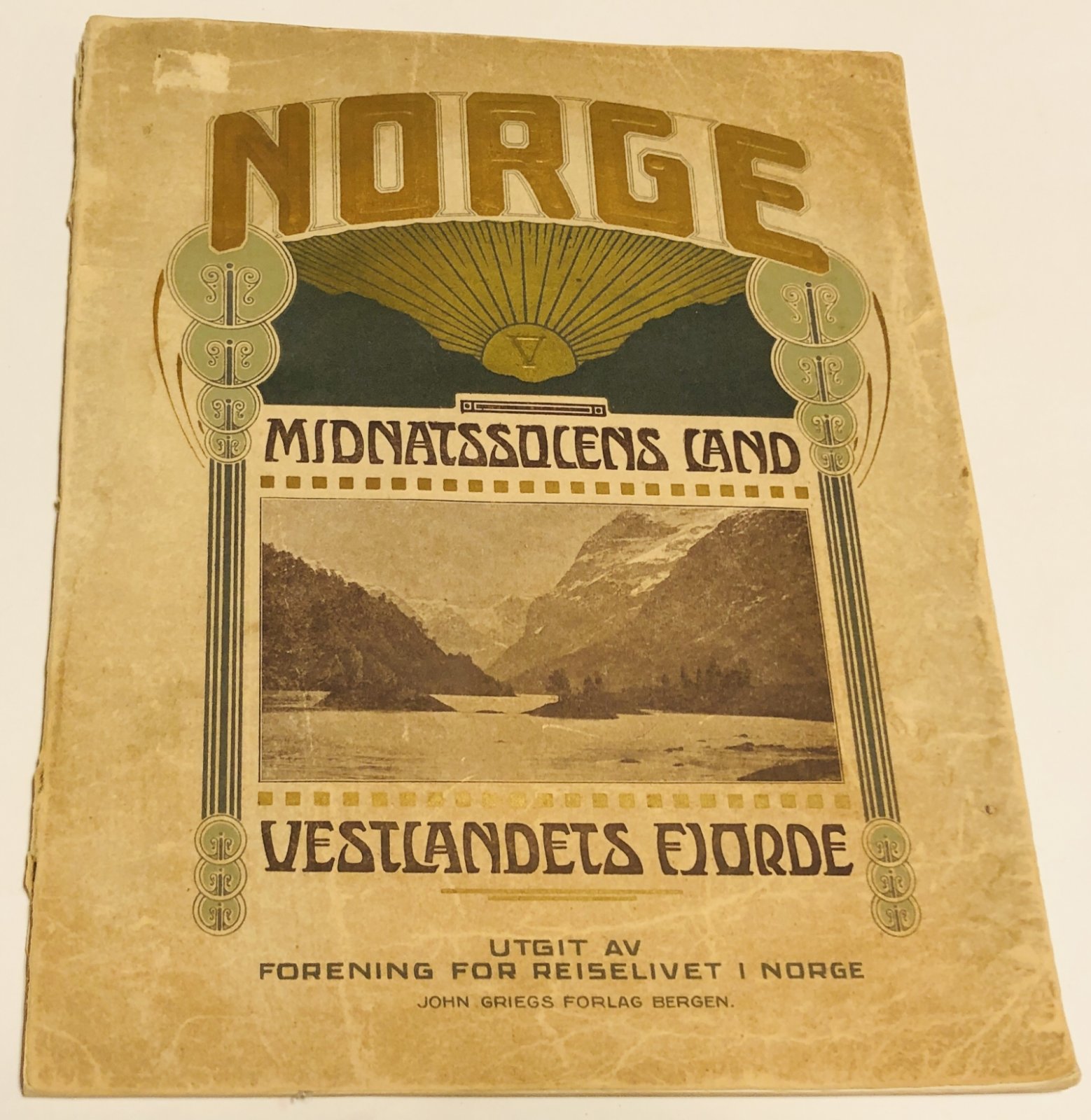 NORGE MIDNATSSOLENS LAND, VESTLANDETS FJORDE / Путеводитель по Норвегии и Фьордам.