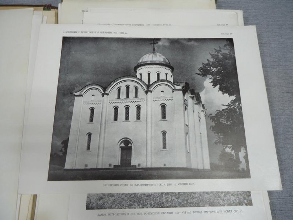 Памятники архитектуры Украины: альбом с чертежами и фото (1954)