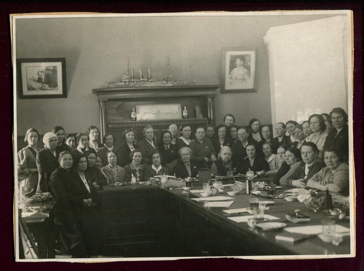 Фотография: Надежда Крупская в кабинете с делегатками XVII съезда Советов (Москва, январь 1937)