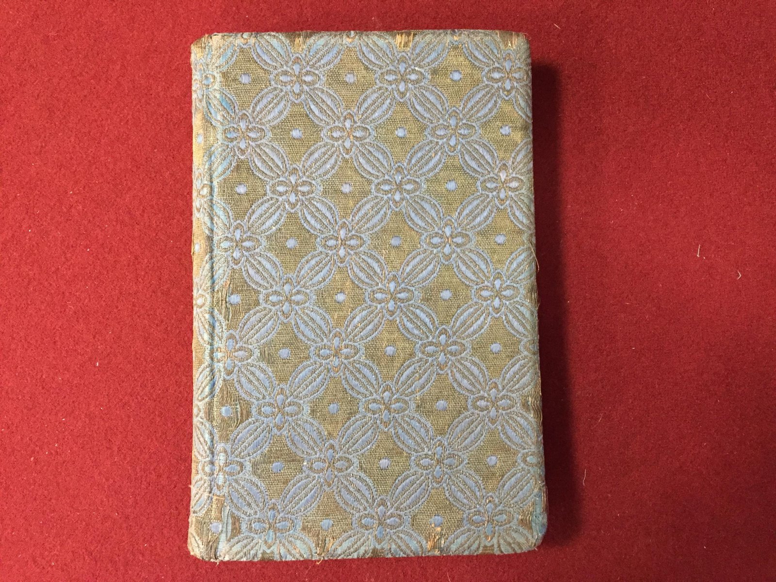 Игорь Северянин. «Ананасы в шампанском». Поэзы (нумерованное издание в парчовом переплёте, 1916)