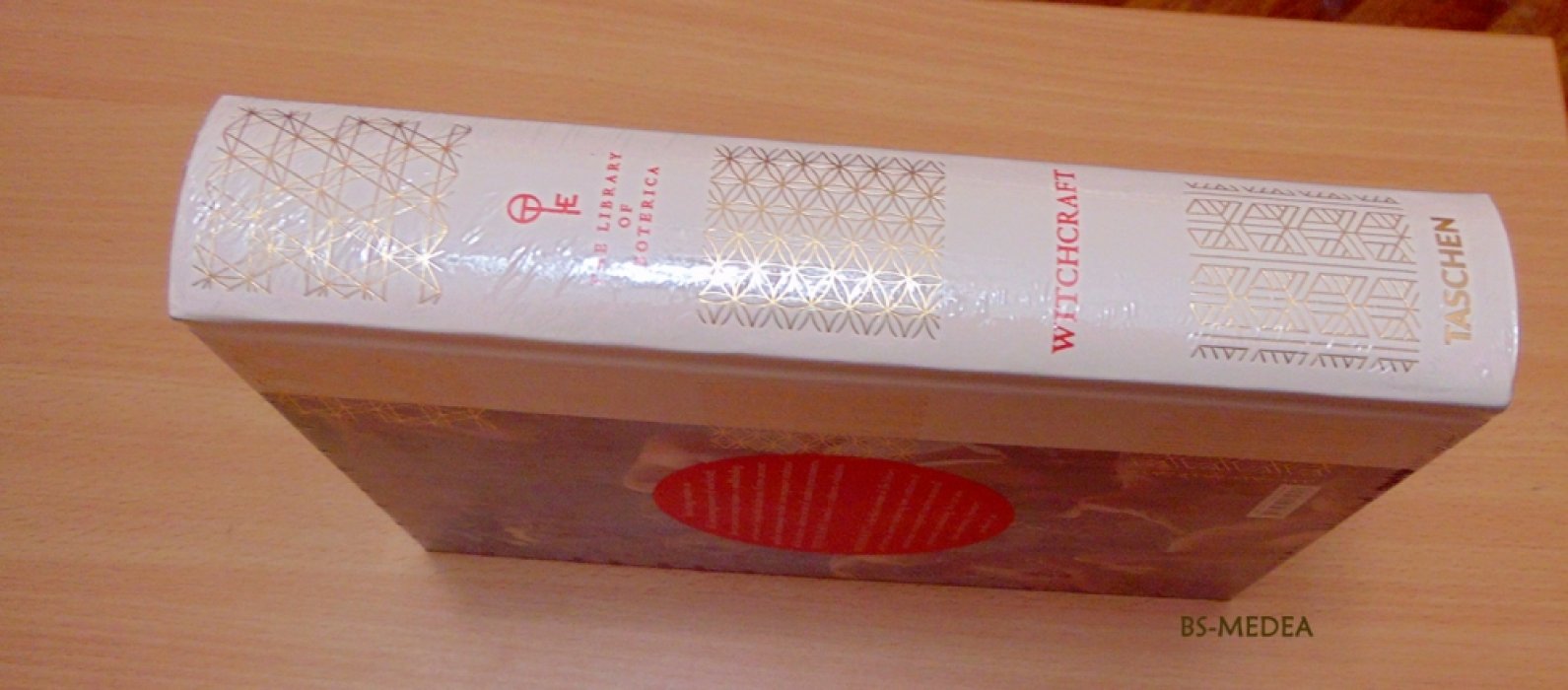 Hundley Jessica. The Library of Esoterica Witchcraft. Библиотека эзотерики: ЧЕРНАЯ МАГИЯ (на английском языке). Тискусство.