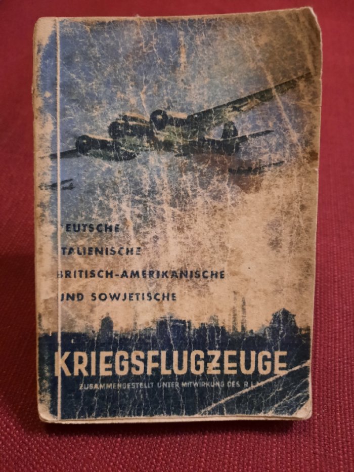 Deutsche, italienische, britisch-amerikanische und sowjatische Kriegsflugzeuge. Ansprache, Erkennen, Bewaffnung. Stand Sommer 1942 (немецкие, итальянские, американо-британские и советские боевые самолеты. Назначение, распознавание, вооружение и т.п. Состо