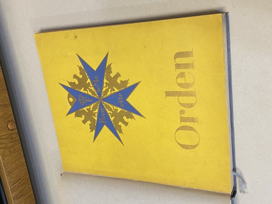 Orden. Собрание известных немецких орденов и знаков отличия с 1190 г. По 1928 г. 287 наклеек. На немецком языке.