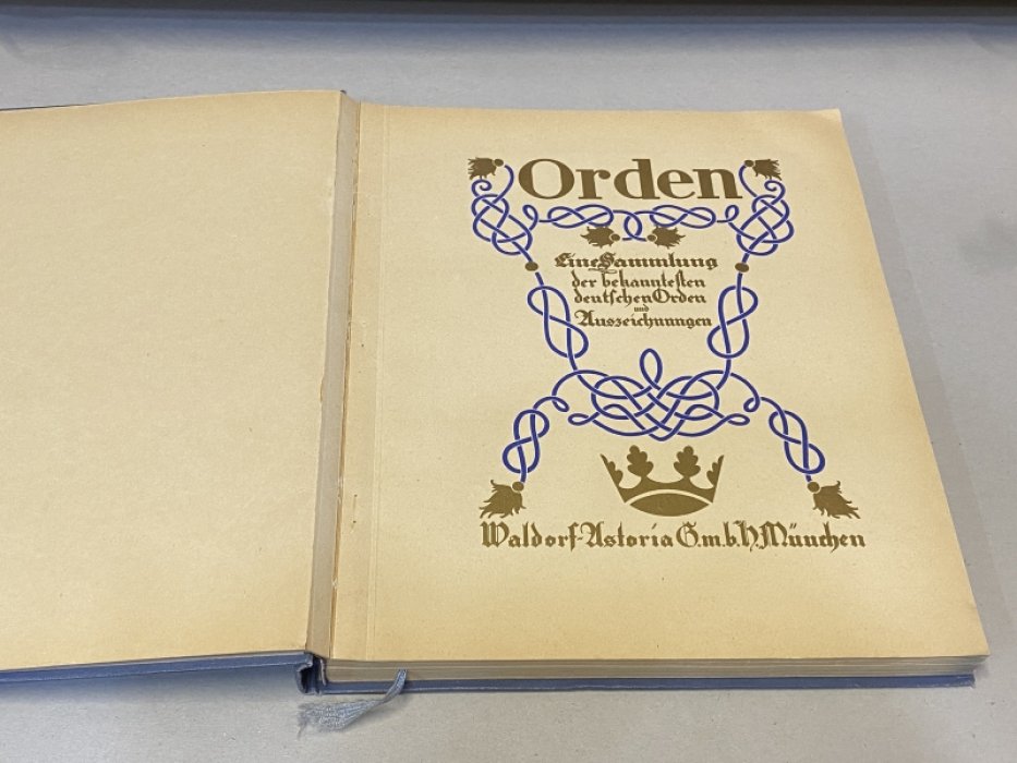 Orden. Собрание известных немецких орденов и знаков отличия с 1190 г. По 1928 г. 287 наклеек. На немецком языке.