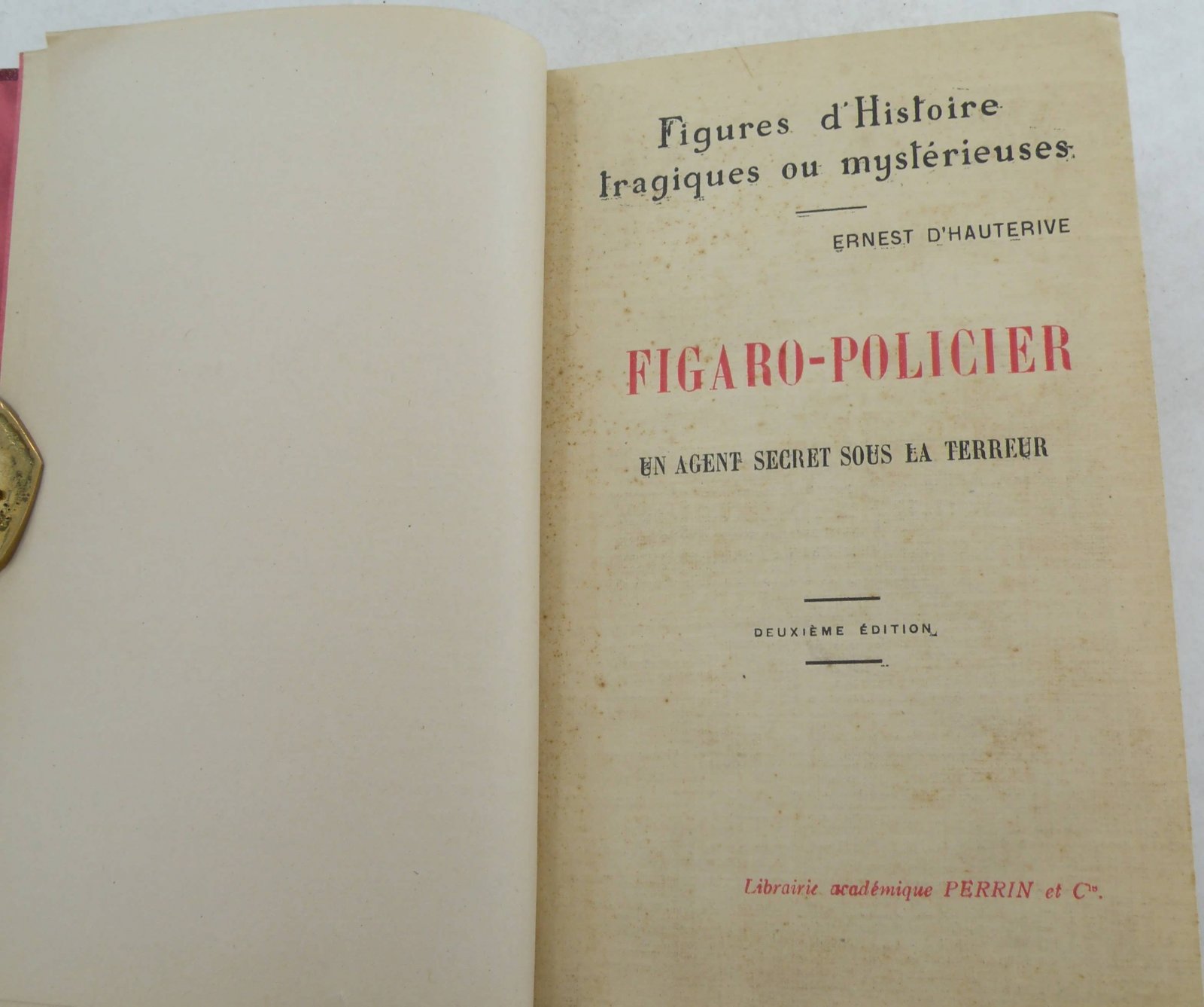 Ernest dHauterive {Эрнест дОтерив). Figaro–Policier. Un Agent Secret sous la terreur.( Фигаро – полицейский. Секретный агент под угрозой террора.)на франц.яз.