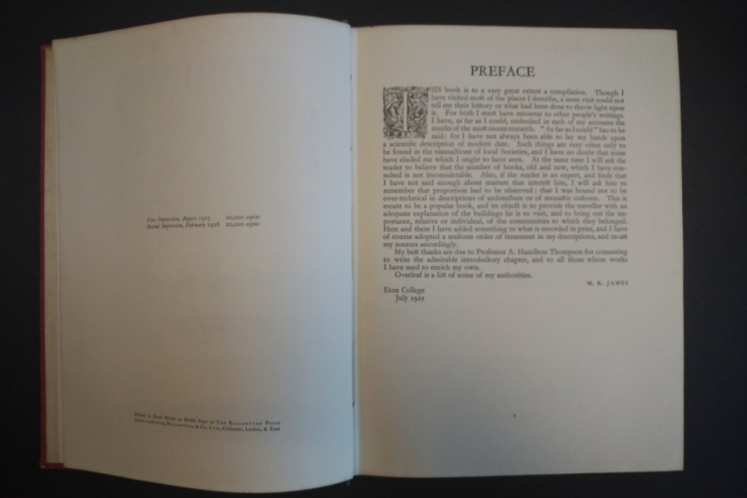 James M. R. Аббатства Британии. На английском языке.