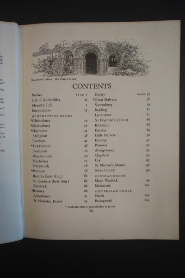 James M. R. Аббатства Британии. На английском языке.