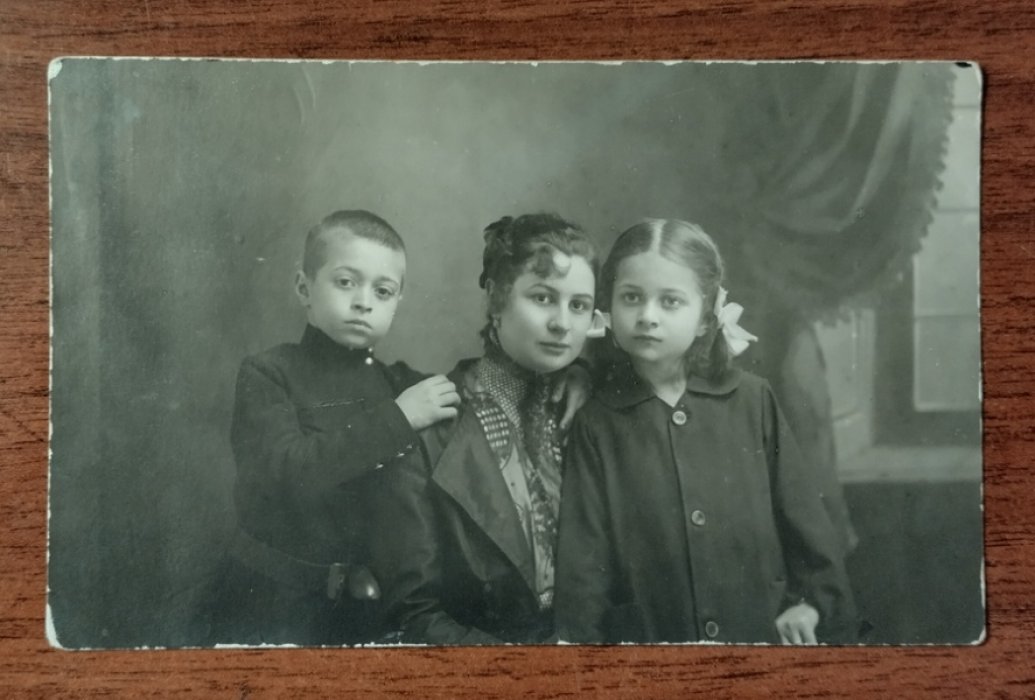 Семейный фотопортерт (мать, сын и дочь)