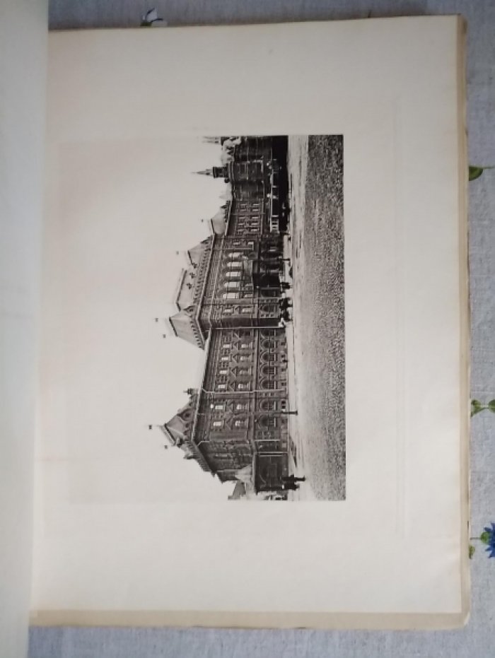 Relation officielle du sejour a Paris de MM. Goutchkoff et Poutchkoff, maire et conseiller municipal de Moscou et du voyage a Moscou et a Saint-Petesbourg dune delegation du bureau du Conseil Municipal de Paris (1911-1912).