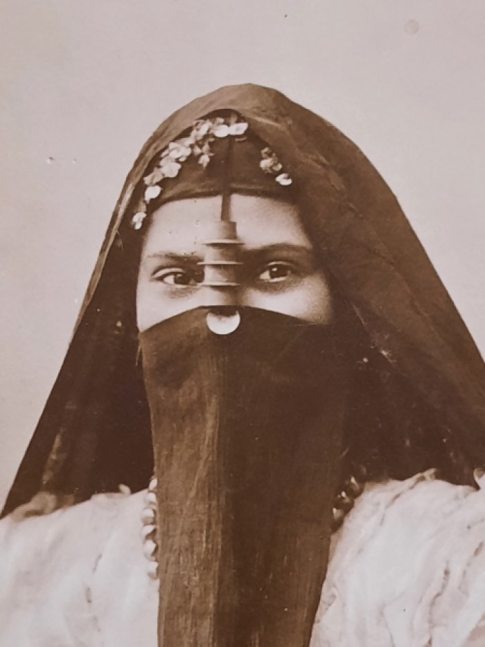 Открыка - Femme Arabe (Арабская женщина). Ч/б, чистая