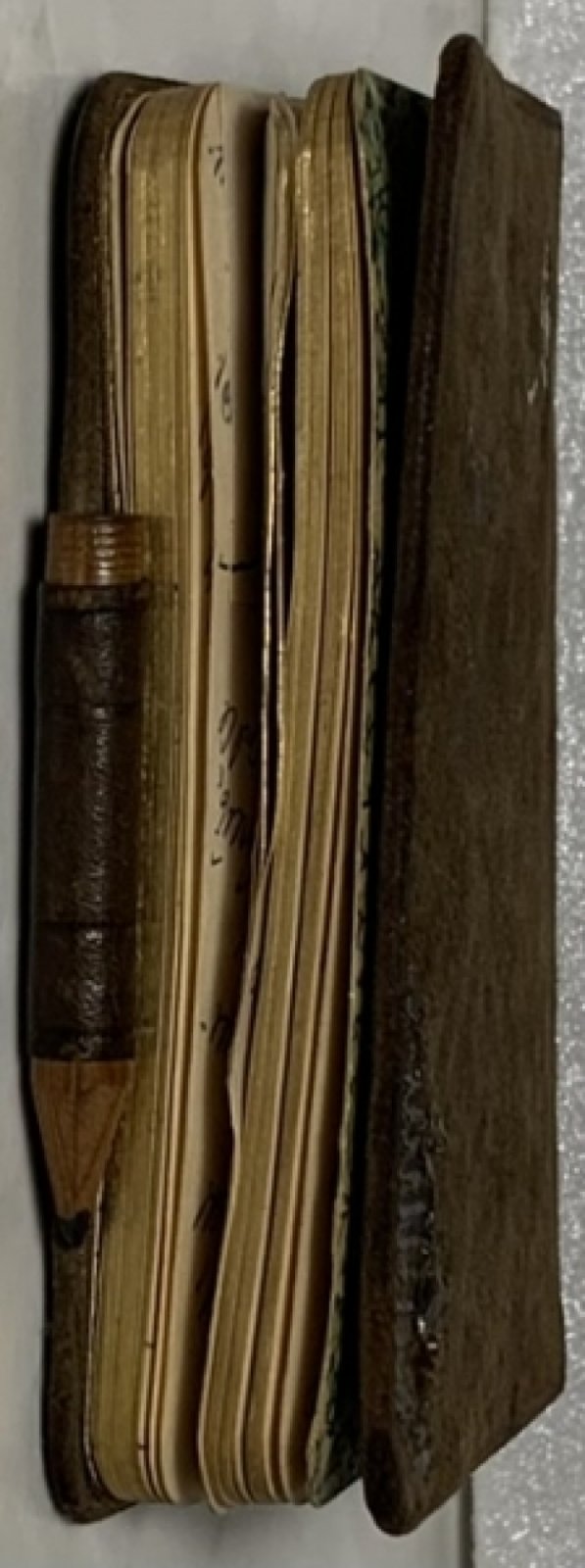 Миниатюрная записная книжка с карандашом `Мюр и Мерилиз`.