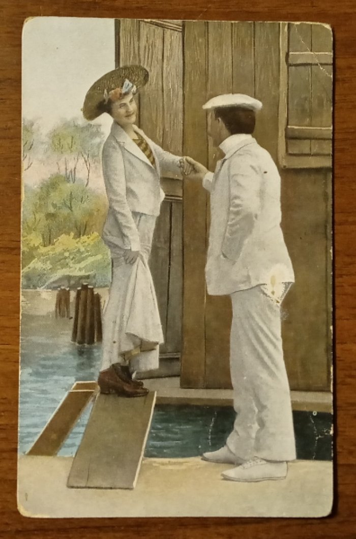 Кавалер помогает даме пройти по деревянному настилу. Открытка (Carte postale)