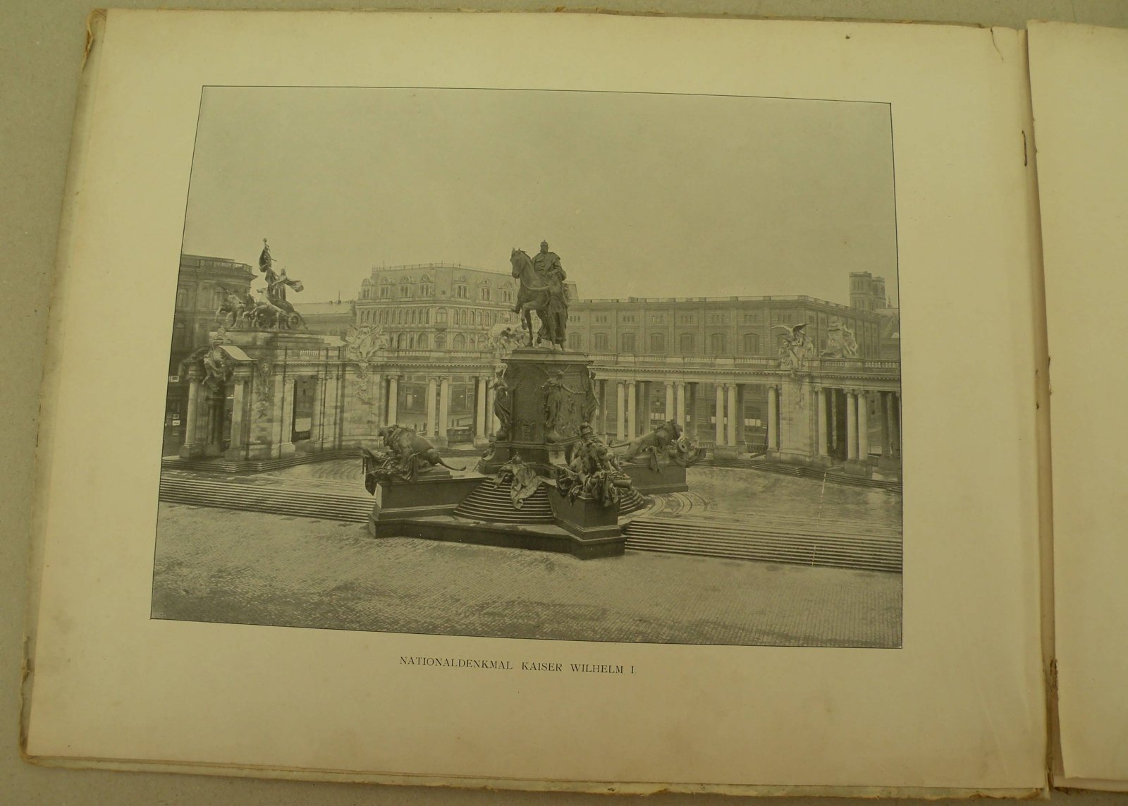Album von Berlin. [Альбом с видами Берлина]. На немецком языке.