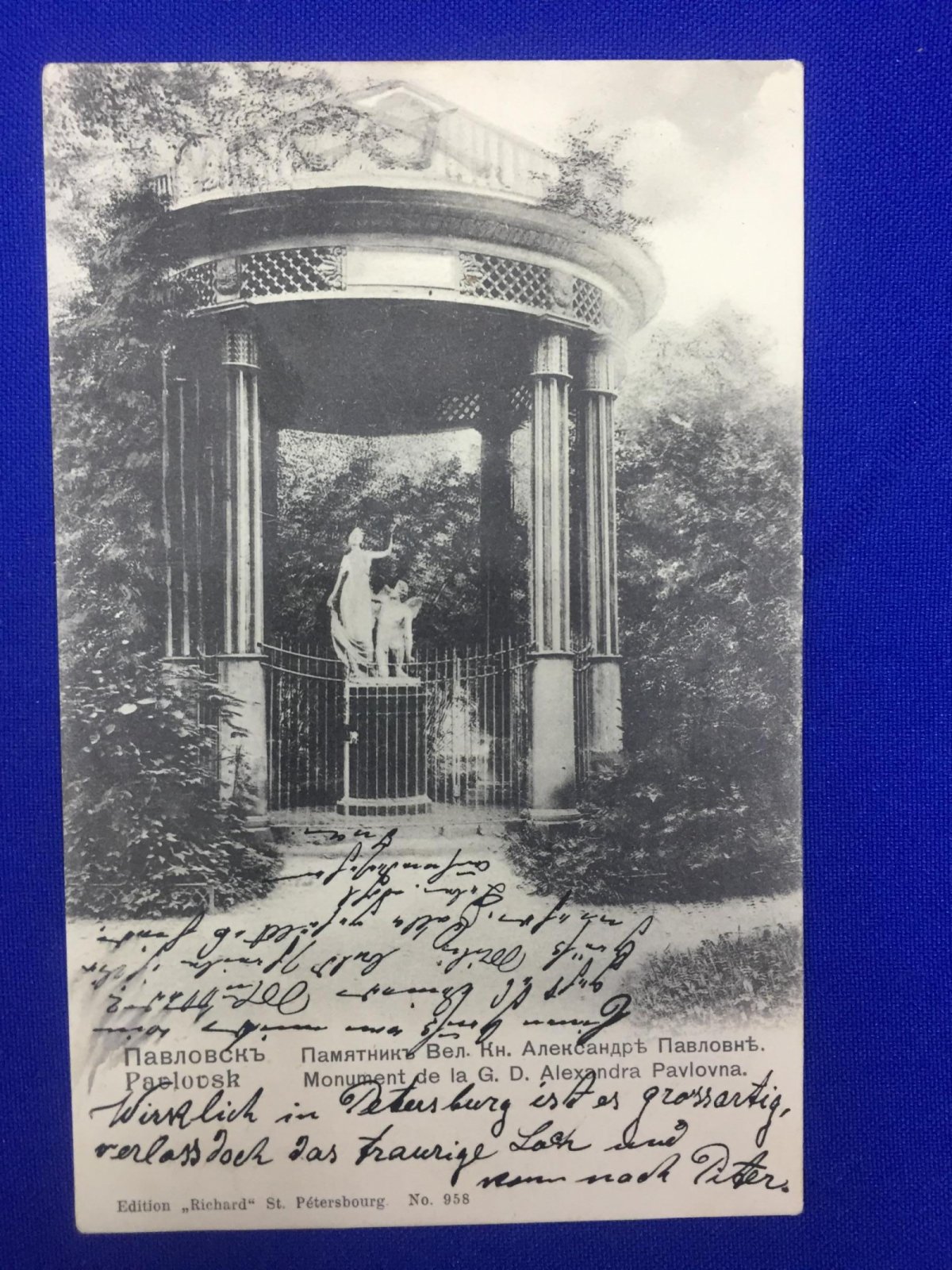 Павловск. Памятник Великой княгине Александре Павловне.