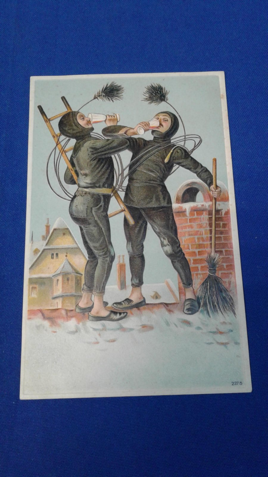 Трубочисты пьют пиво на крыше.
