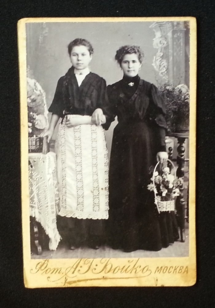 Две девушки. Групповой фотопортрет