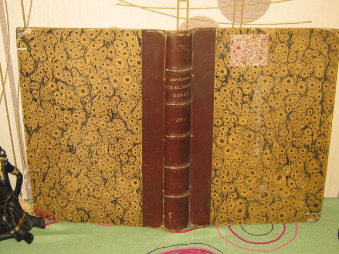Полукожаный переплет от немецкой книги по искусству с бинтами и золотым тиснением.