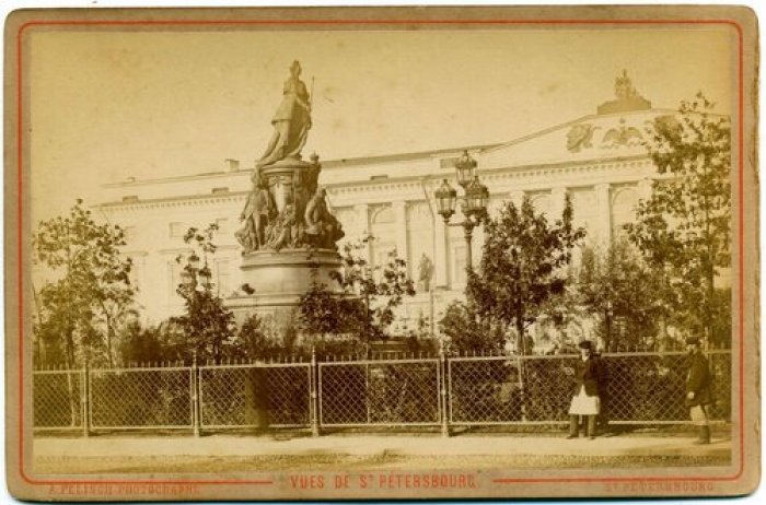 С-Петербург. Памятник Екатерине II в С-Петербурге.