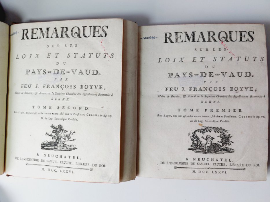 Remarques sur les loix et statuts du Pays-de-Vaud. Tome 1, 2. /Примечания к законам и статутам Пэи-де-Во. В 2-х томах/.